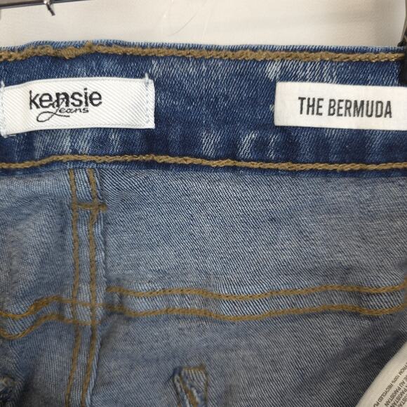 Kensie Jeans The Bermuda Shorts Womens 10 Light Wash Distressed Denim Rolled Hem - Picture 6 of 10